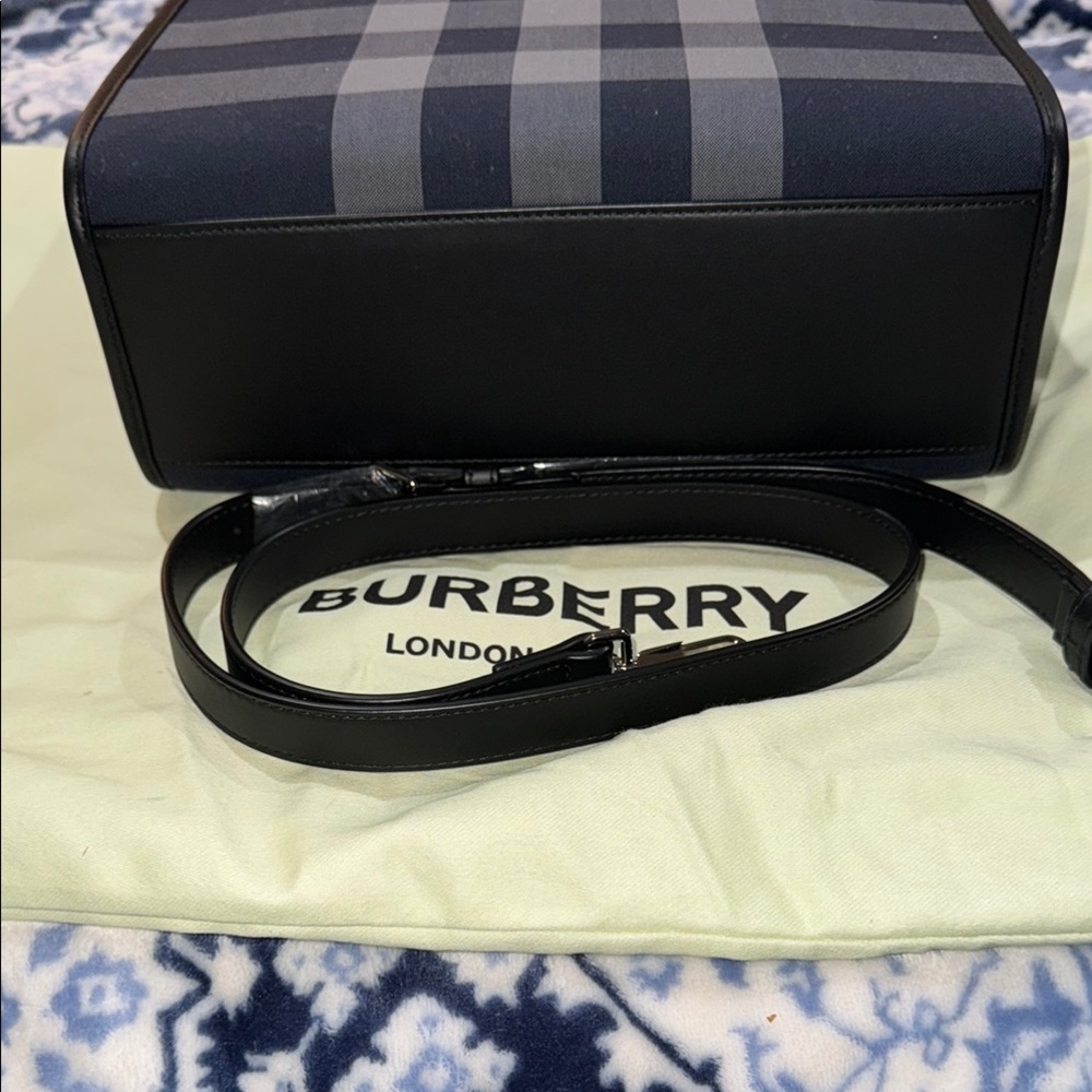 Men’s or Women’s Burberry Navy/Grey Checkered Tote/Messenger Bag! Brand NewW bag